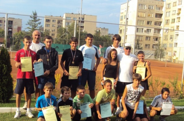 Двата клуба по тенис на корт в Кюстендил събраха децата си на турнир