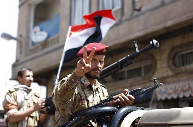 Артилерийски обстрел и улични сражения разтърсиха йеменската столица Сана