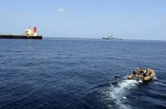 Два японски танкера успешно отразиха пиратски атаки в Червено море