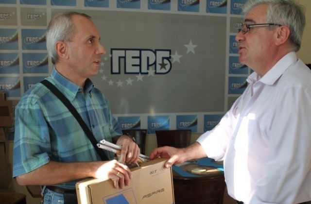 Доц. Димитър Стойков зарадва незрящ плевенчанин