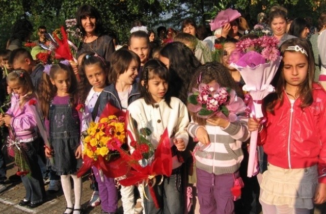 980 първокласници получиха пари