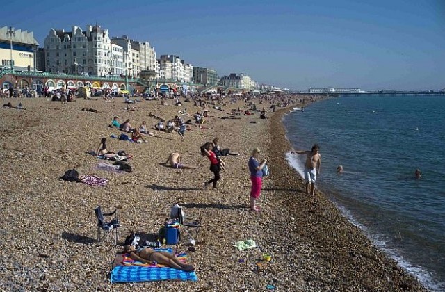 Късното лято обърка растенията и изкара британците по плажовете