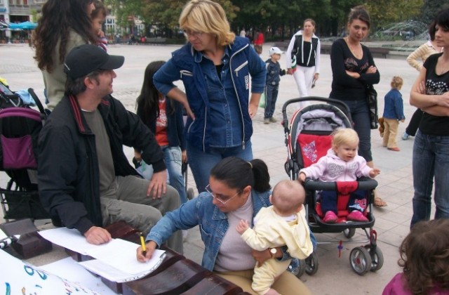 Русенски родители поискаха увеличение на детските надбавки и майчинството