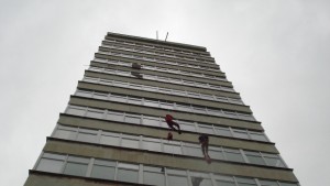Изкачват найвисоката сграда в Стара Загора с 6килограмов товар