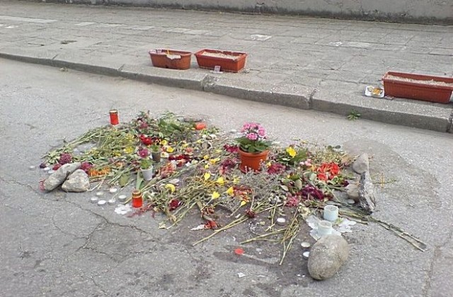 Близки и приятели на Ангел се събраха на мястото, където бе убит