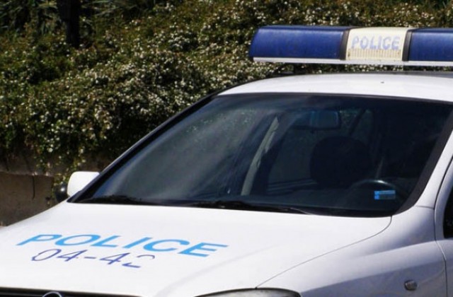 Влекач премаза млад мъж на пътя