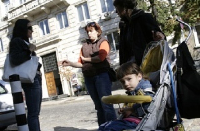 Пет-шест родители се събраха на протест пред общината в София