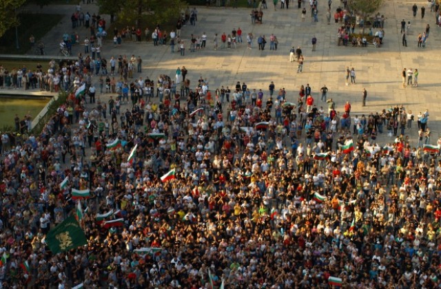 4000 се събраха на мирен протест, искат обстойно разследване в Катуница
