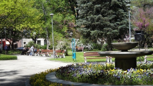 Остава слънчево и топло