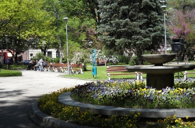 Остава слънчево и топло