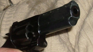 Пенсионер вади пистолет плаши с убийство