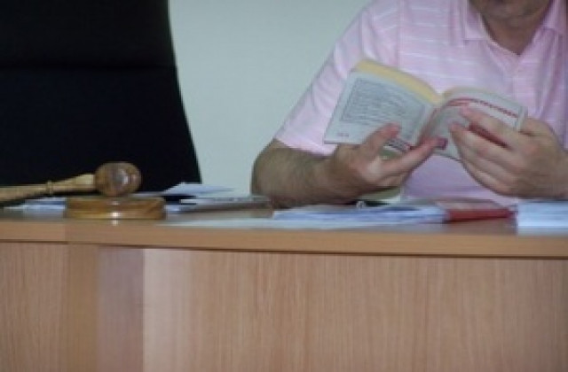 Гледат мярката на 10 от задържаните при операция Глас