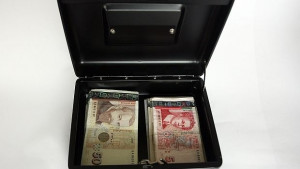 Търговец на билки прехвърли имоти за близо 600 хил лева