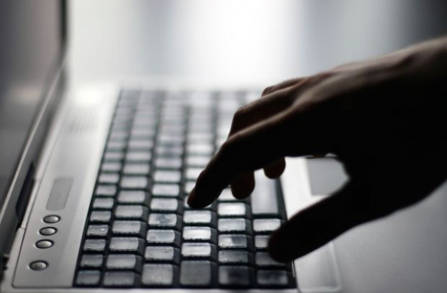 Внук сви компютъра на дядо си