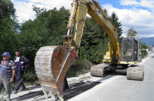 Изграждат водопроводна мрежа и ремонтират уличното платно в Бачево