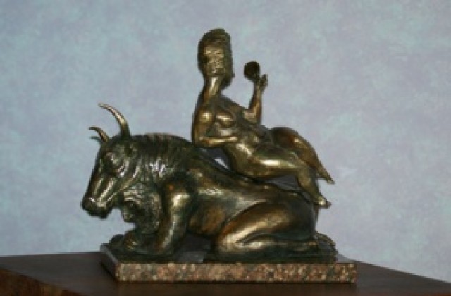 Скулптура от габровски автор ще подари Община Габрово на Дилма Русеф