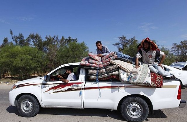 Стотици либийци бягат от Сирт заради сраженията и бомбардировките
