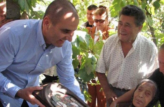 Цветан Цветанов подари икона на столетница в Раданово