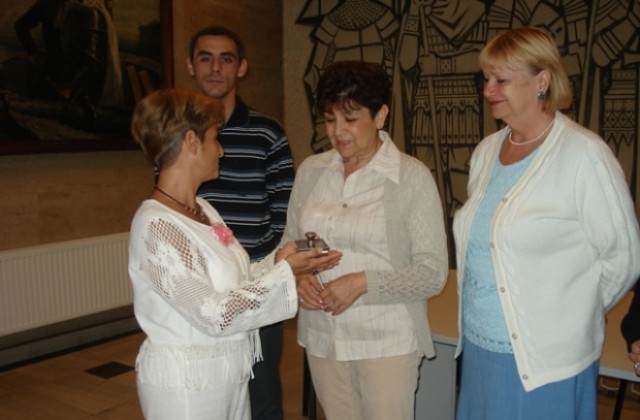 Дариха преспапието на полк. Димков на музея „Владислав Варненчик”