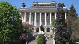 Остава слънчево и топло