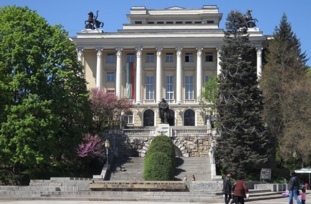 Остава слънчево и топло