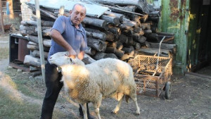За седми път мъж дари децата от помощното училище в