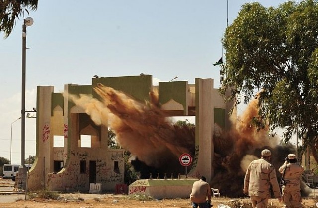 Либийски сили, верни на Преходния национален съвет, щурмуват центъра на Сирт
