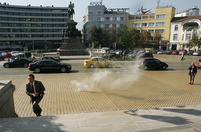 Мъж хвърли димки пред парламента