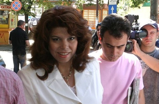 Евродепутатът Йотова със свой офис в Бургас