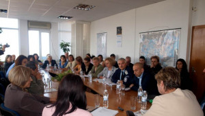 Полицаи вардят бюлетините със собствените си коли