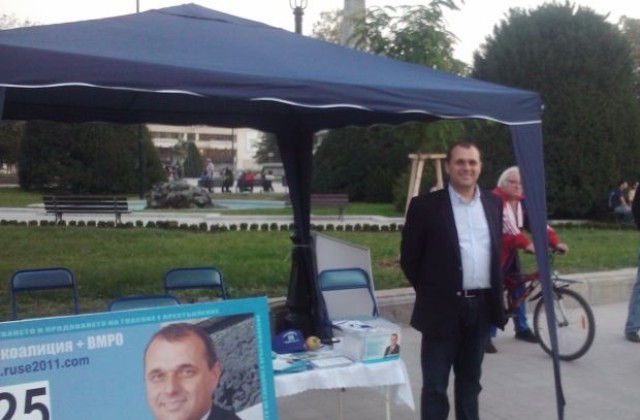 Искрен Веселинов се среща  с граждани в открита приемна на пл. „Свобода”