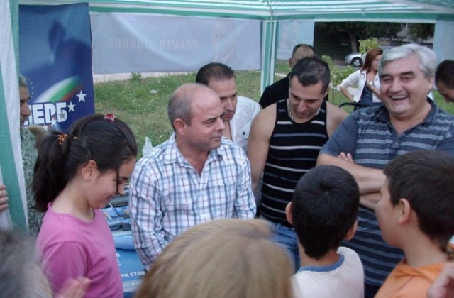 С аплодисменти посрещнаха Пламен Стоилов в кв.Здравец Север