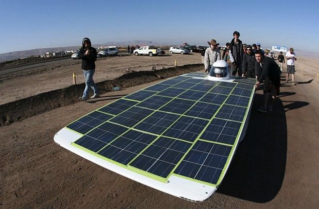 Със соларни автомобили през пустинята