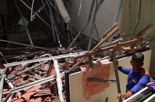 Десетки пострадали при силно земетресение в Индонезия