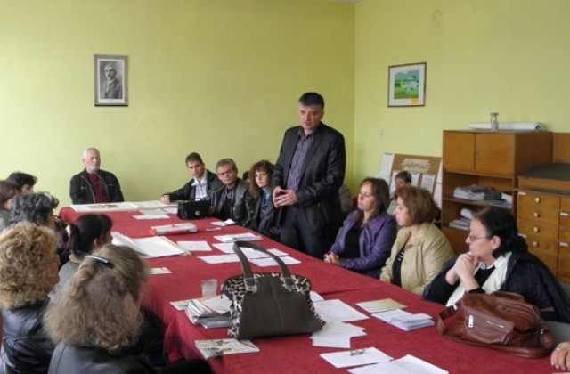 Атанас Атанасов и неговият екип на среща в ОУ Бачо Киро