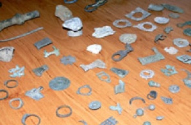 Задържаха мъж за притежание и търговия с антични монети
