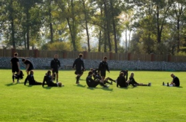 Локо Пд без четирима срещу Светкавица