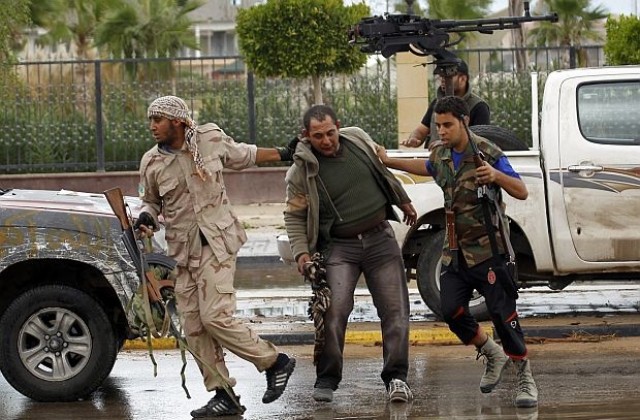 Силите на ПНС в либийския град Сирт отстъпват под обстрела на кадафистите