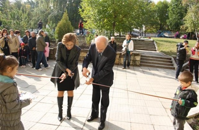 Откриха  изцяло реновираната по проект детска градина „Светулка