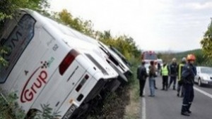 Автобус с пътници се преобърна край с Конуш няма жертви