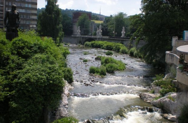 Остава облачно