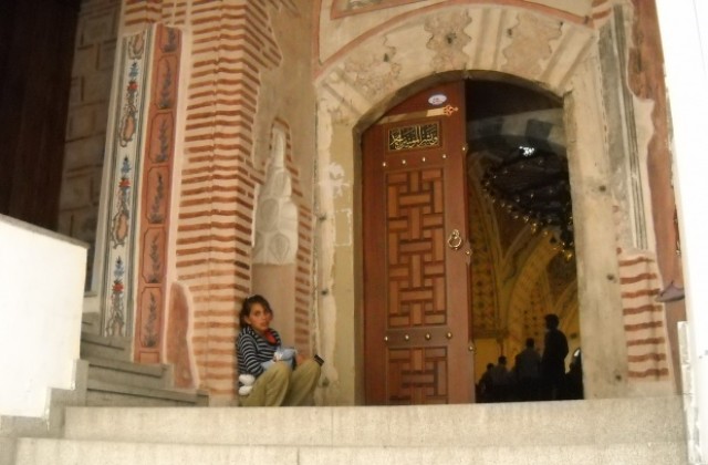 Вандали изпочупиха стъкла на Джумая джамия