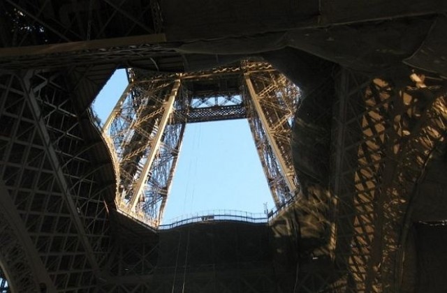 Реконструкцията на Айфеловата кула - от кича към лукса