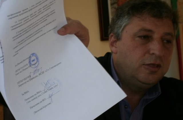 Виктор Янев показа оригинала на споразумението между ВМА и Община Кюстендил