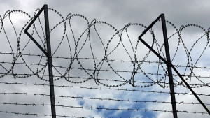 Задържаха служител от охраната на Софийския затвор