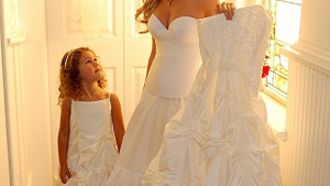 Жена изпочупи стъклата на булчински магазин