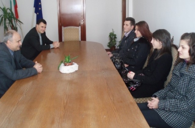 Млади висшисти стартират кариерата си в областната управа