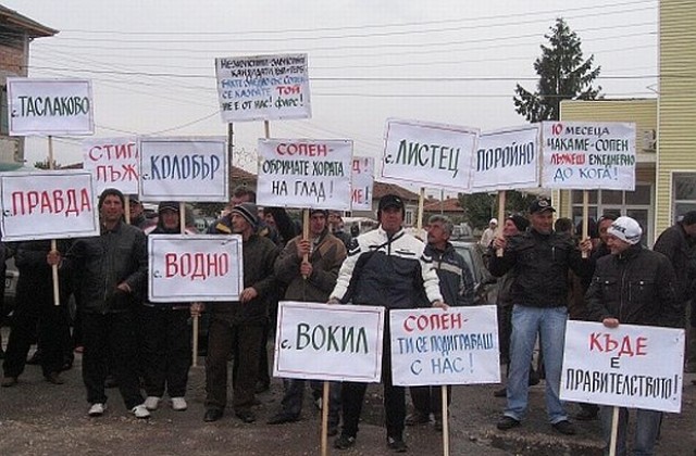 Политизиран протест на тютюнопроизводители в Дуловско завърши с полиция