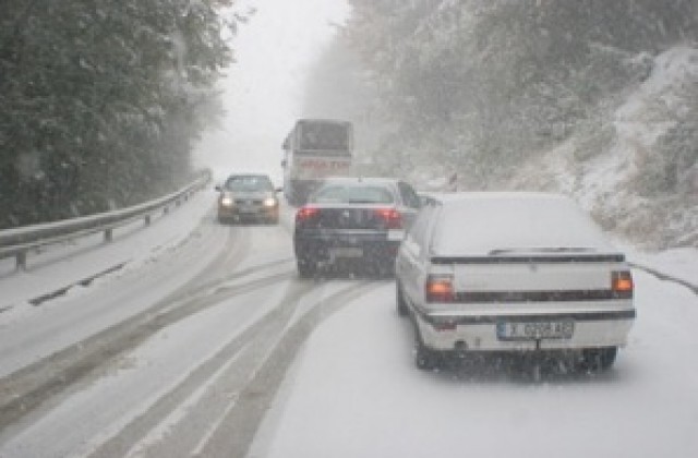 Десетки блокирани коли и ТИР-ове заради лошото време