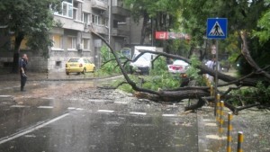 Силата на вятъра достигна 25 м с отводняват се подлези